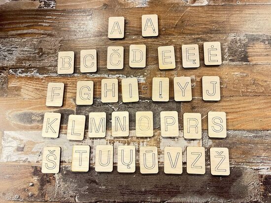 Abėcėlė graviruota linijomis